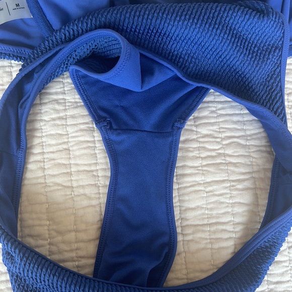Abercrombie Wide Strap High Apex
Underwire Bikini Top and Mid rise bottoms Blue - Picture 6 of 6